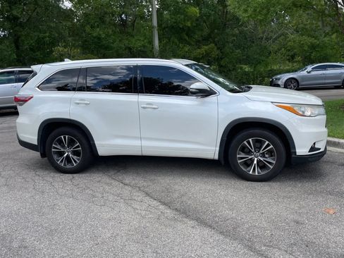 Used 2016 Toyota Highlander XLE AWD/4WD image 10