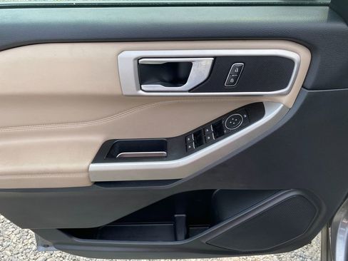 Used 2022 Ford Explorer XLT image 11