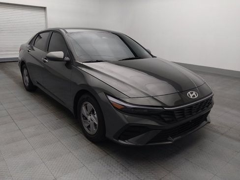 Used 2025 Hyundai Elantra SE FWD image 13