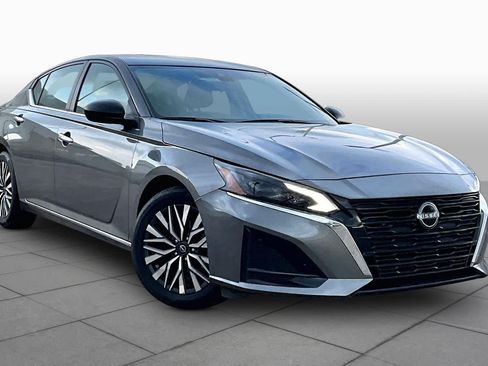 Certified 2025 Nissan Altima 2.5 SV FWD image 3