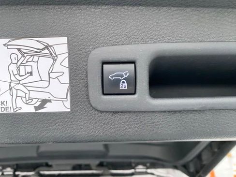 Used 2023 Toyota Sienna XLE image 9