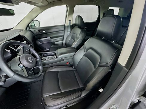 Used 2023 Nissan Pathfinder SL w/ Black Appearance Package image 13