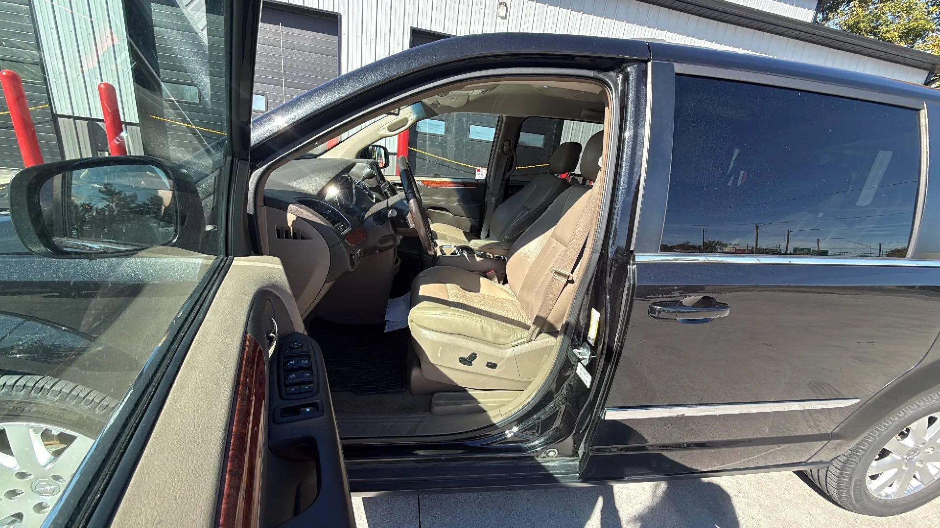 Used 2014 Chrysler Town & Country Touring FWD image 8