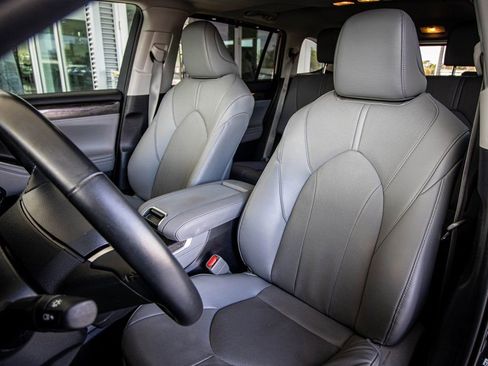 Used 2023 Toyota Highlander Limited image 24