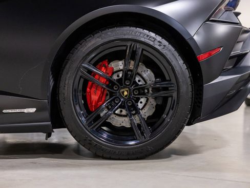 Used 2020 Lamborghini Huracan EVO image 18