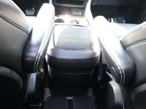 Used 2025 Chrysler Pacifica Limited FWD image 24