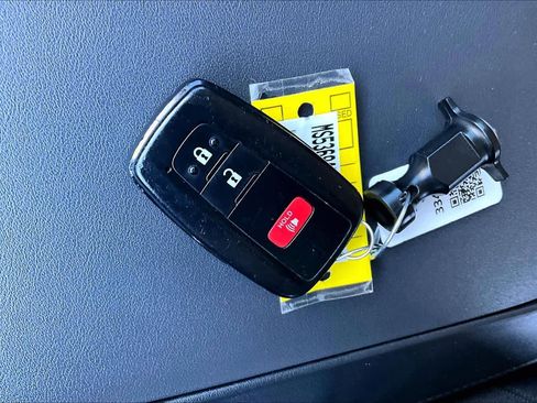 Used 2021 Toyota Highlander L image 15