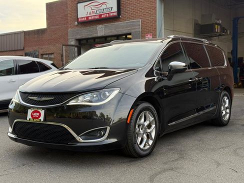 Used 2019 Chrysler Pacifica Limited image 2