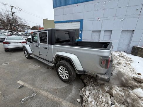 Used 2023 Jeep Gladiator Sport image 3