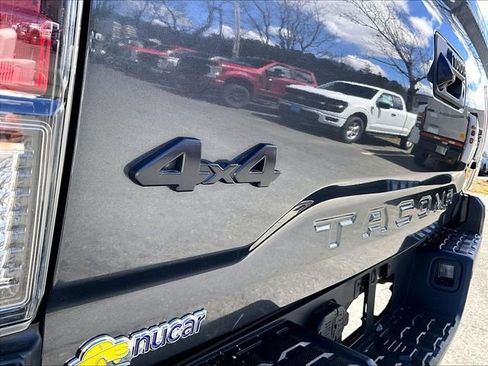 Used 2022 Toyota Tacoma Limited AWD/4WD image 8