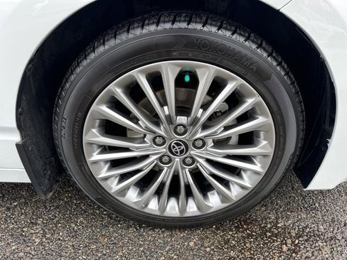 Used 2022 Toyota Avalon Limited image 9