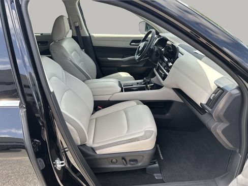 Used 2024 Nissan Pathfinder SL w/ SL Premium Package FWD image 25