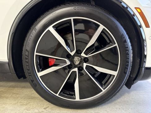 Certified 2025 Porsche Macan Turbo Electric AWD/4WD image 15