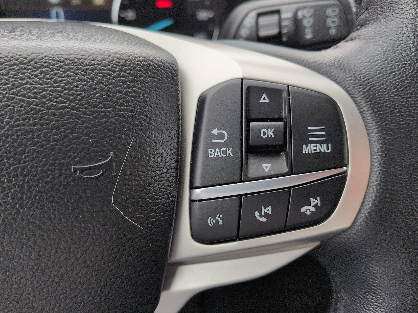 Used 2023 Ford Explorer XLT AWD/4WD image 17