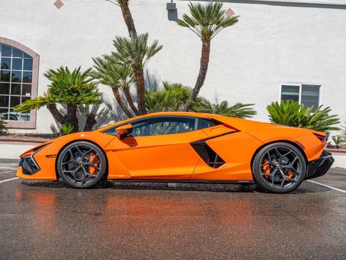 Used 2025 Lamborghini Revuelto image 2