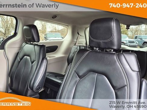 Used 2023 Chrysler Pacifica Touring-L image 26