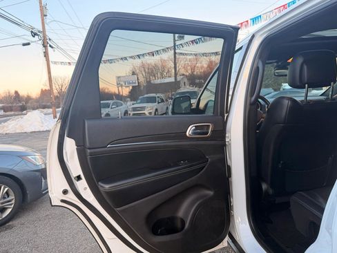 Used 2017 Jeep Grand Cherokee Limited image 17