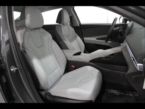 Certified 2024 Hyundai Elantra Limited image 18