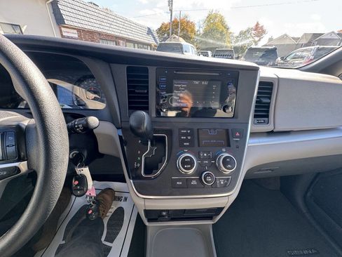 Used 2015 Toyota Sienna L image 42