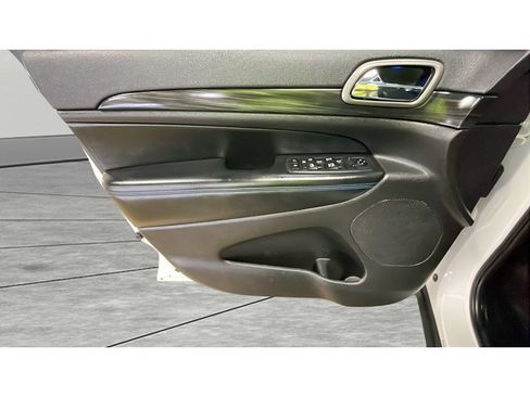 Used 2019 Jeep Grand Cherokee Laredo AWD/4WD image 10