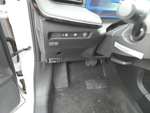 New 2026 Nissan Kicks SR w/ SR Premium Package FWD image 19