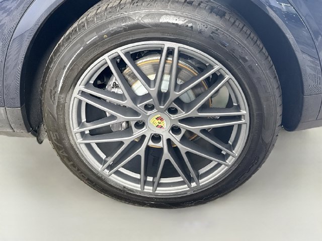 Used 2024 Porsche Cayenne AWD/4WD image 36