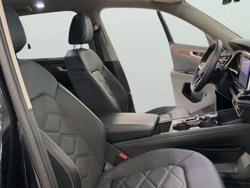 Used 2024 Volkswagen Atlas SE w/ Panoramic Sunroof Package AWD/4WD image 13