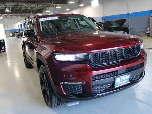 Used 2023 Jeep Grand Cherokee L Limited w/ Black Appearance Package AWD/4WD image 3