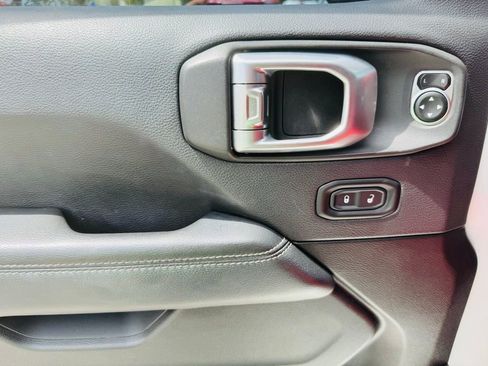 Used 2020 Jeep Wrangler Unlimited Sahara w/ Uconnect 4C Nav & Sound Group AWD/4WD image 9