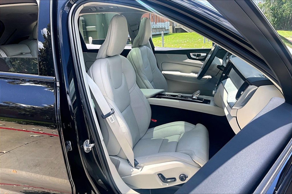 Used 2025 Volvo XC60 T8 Ultra w/ Protection Package Premier AWD/4WD image 10
