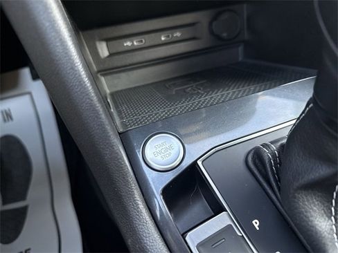 Used 2021 Volkswagen Tiguan SE w/ Panoramic Sunroof Package image 17