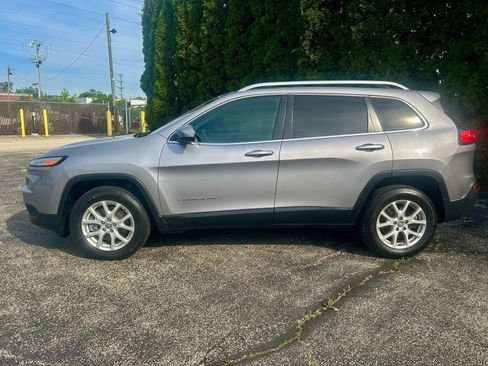 Used 2018 Jeep Cherokee Latitude w/ Cold Weather Group AWD/4WD image 2