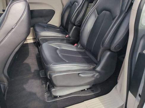 Used 2023 Chrysler Pacifica Touring-L FWD image 24
