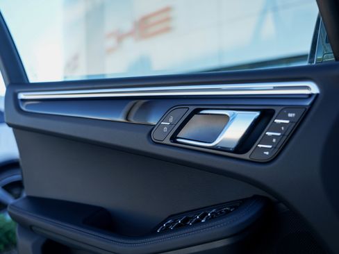 New 2026 Porsche Macan Turbo image 18