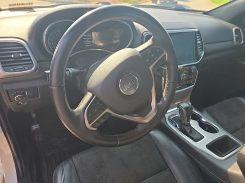 Used 2019 Jeep Grand Cherokee Laredo w/ Laredo X Package AWD/4WD image 16