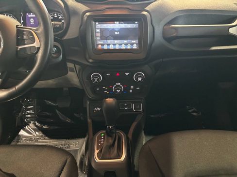 Used 2020 Jeep Renegade Latitude w/ Cold Weather Group AWD/4WD image 14