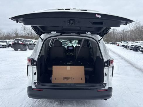 Used 2024 Toyota Sienna LE image 14