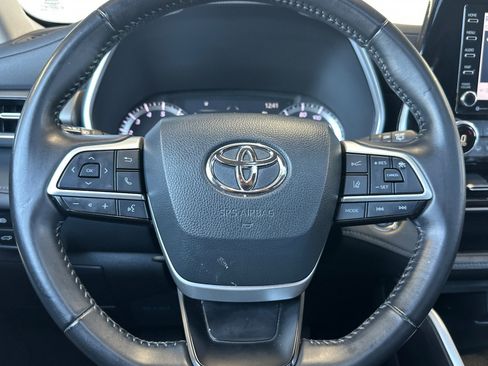 Used 2022 Toyota Highlander XLE AWD/4WD image 23