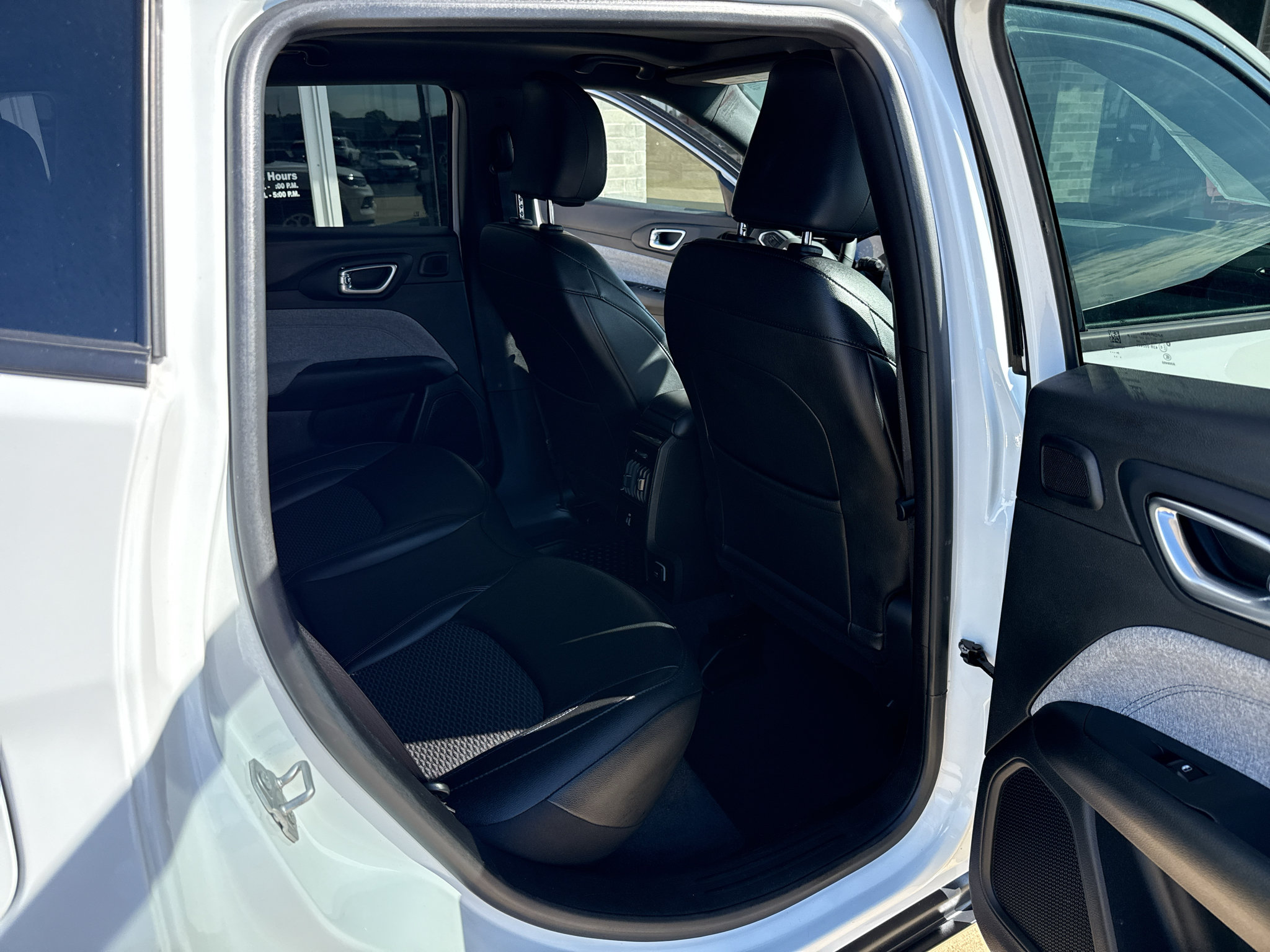 Used 2025 Jeep Compass Latitude w/ Sun & Sound Group AWD/4WD image 20