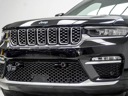 Used 2023 Jeep Grand Cherokee Summit w/ Luxury Tech Group V AWD/4WD image 2
