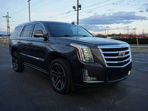 Used 2017 Cadillac Escalade Premium Luxury image 4