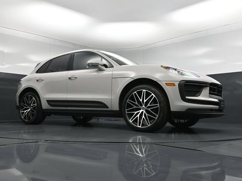 Certified 2025 Porsche Macan AWD/4WD image 28