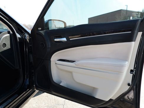 Used 2018 Chrysler 300 Limited image 27