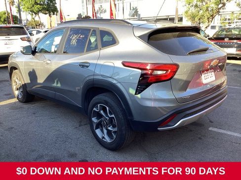 Used 2025 Chevrolet Trax LT w/ LT Convenience Package FWD image 6
