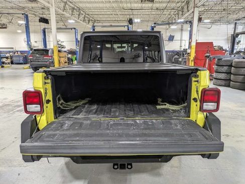 Certified 2023 Jeep Gladiator Sport AWD/4WD image 9