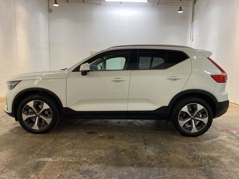 Used 2025 Volvo XC40 B5 Core AWD/4WD image 2