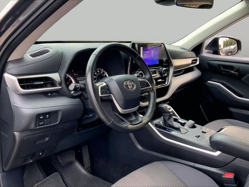 Used 2024 Toyota Highlander LE FWD image 17