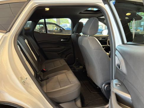 Used 2025 Chevrolet Trax RS w/ Sunroof Package FWD image 27