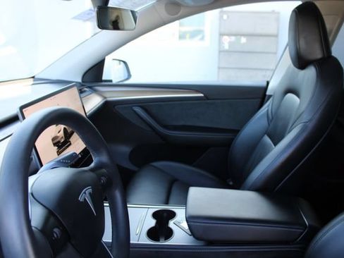 Used 2023 Tesla Model Y Long Range AWD/4WD image 40