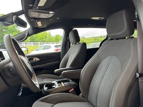 Used 2023 Chrysler Pacifica Touring FWD image 4